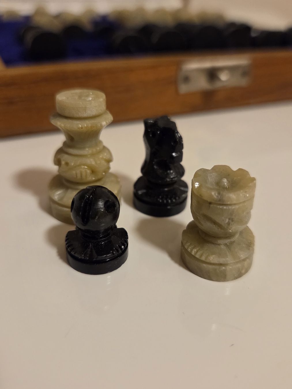Giochi: Schachspiel Marmor Figuren & Holzschatulle – Usato da Maienfeld venduto da crx88 3