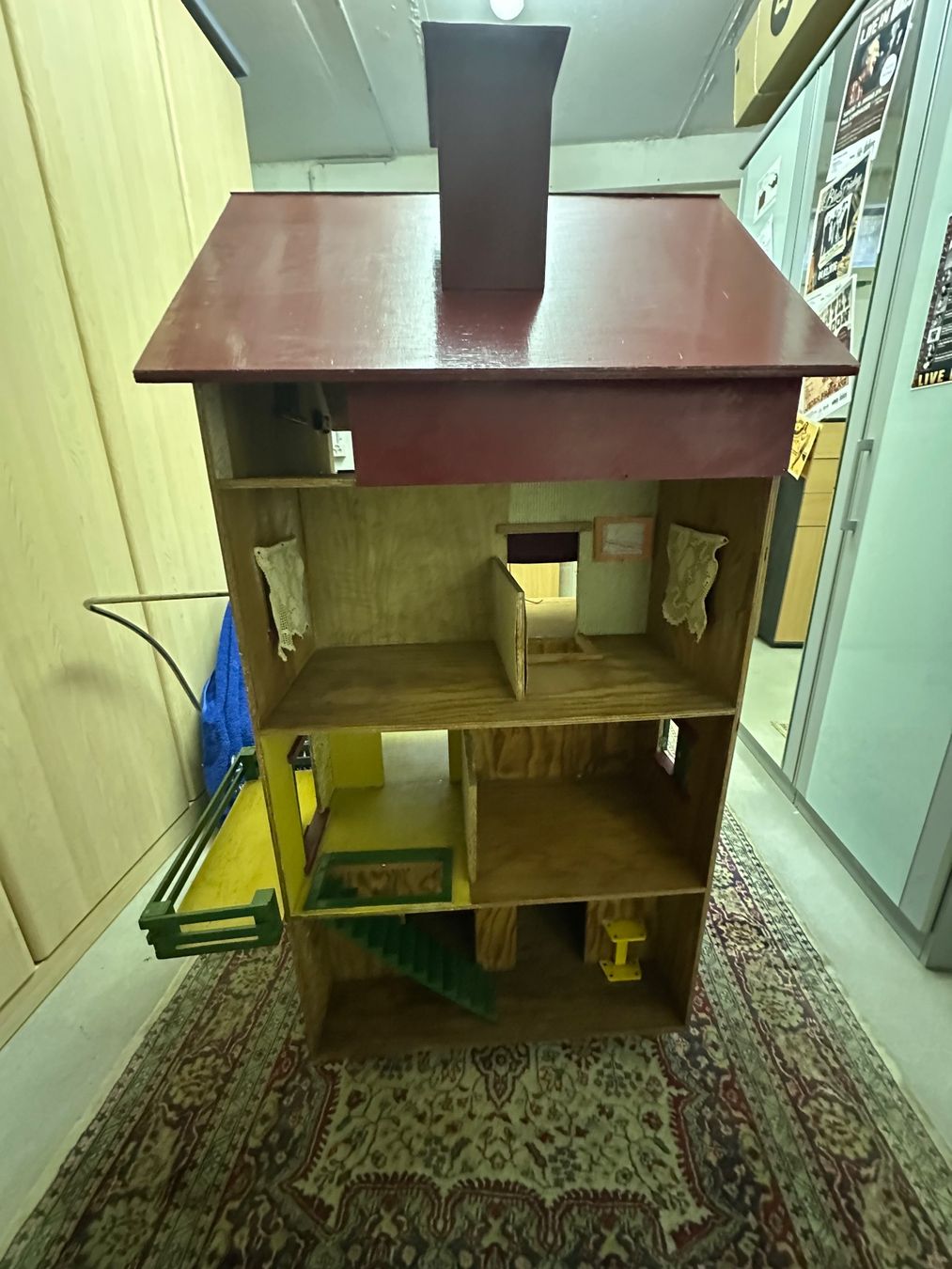 Case e mobili per bambole: Puppenhaus Holz auf Rollen – Usato da Mettmenstetten venduto da VWE 2