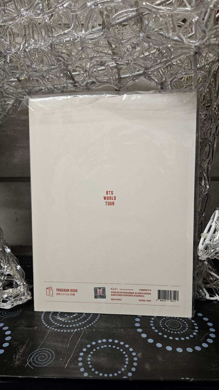 Libri: BTS World Tour "Love Yourself" Program Book – Usato da Kloten venduto da Jay_s_922 1