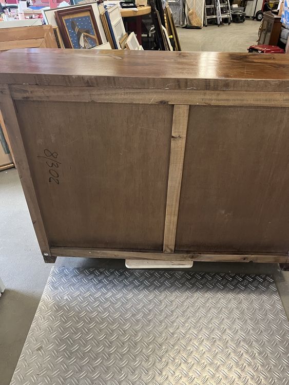Rustikaler Holzschrank/Sideboard mit Schnitzereien 6