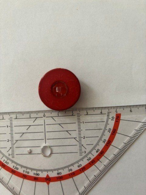 Knöpfe: Holzknopf, rot, ca. 2.5cm Durchmesser, ca. 1cm dick – Gebraucht aus Basel von machplatz 1