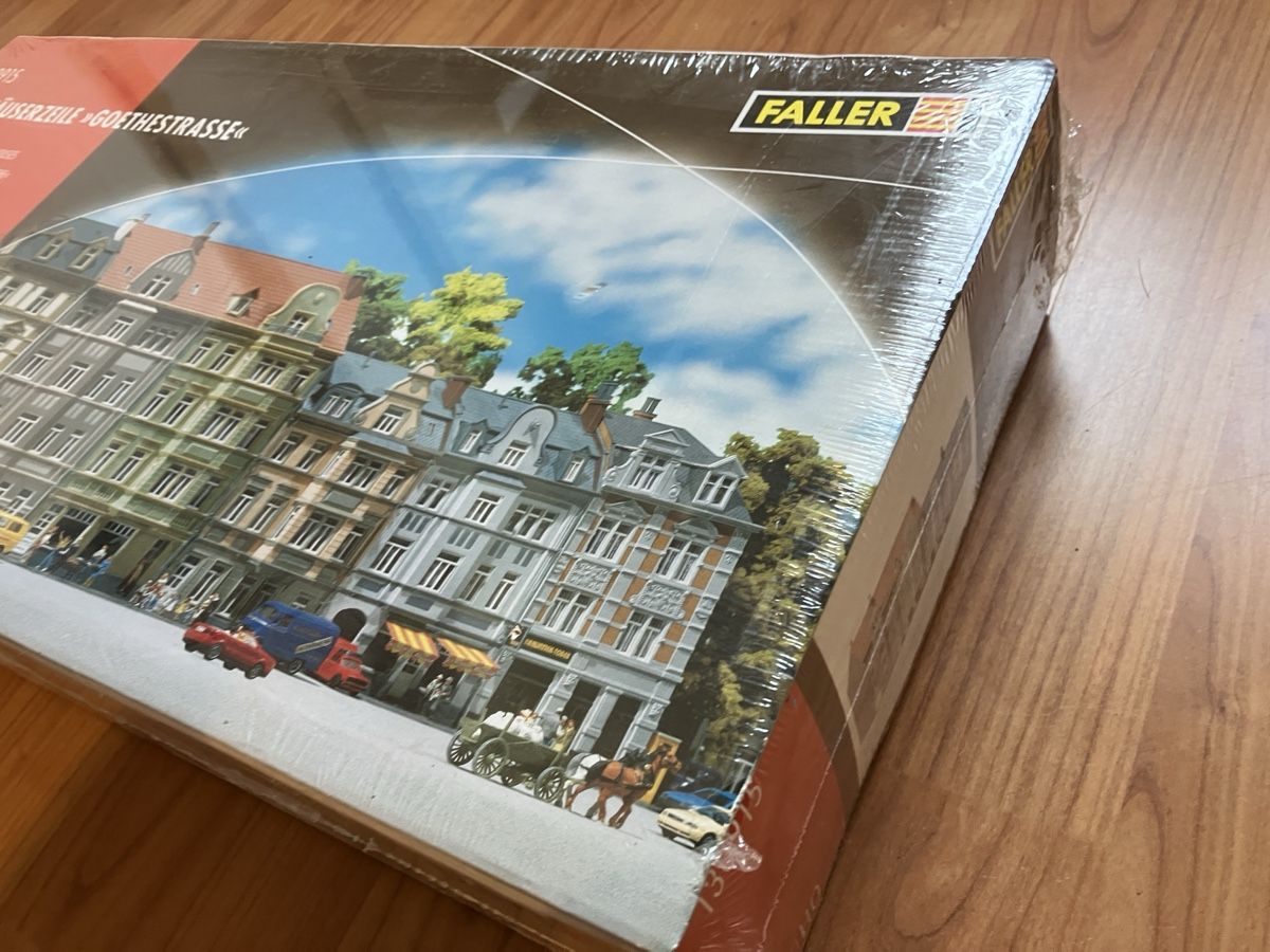 Faller Modelleisenbahnen: Faller 130915 Stadthäuserzeile Goethestrasse – Neu und originalverpackt aus Schönenwerd von Lichi 1