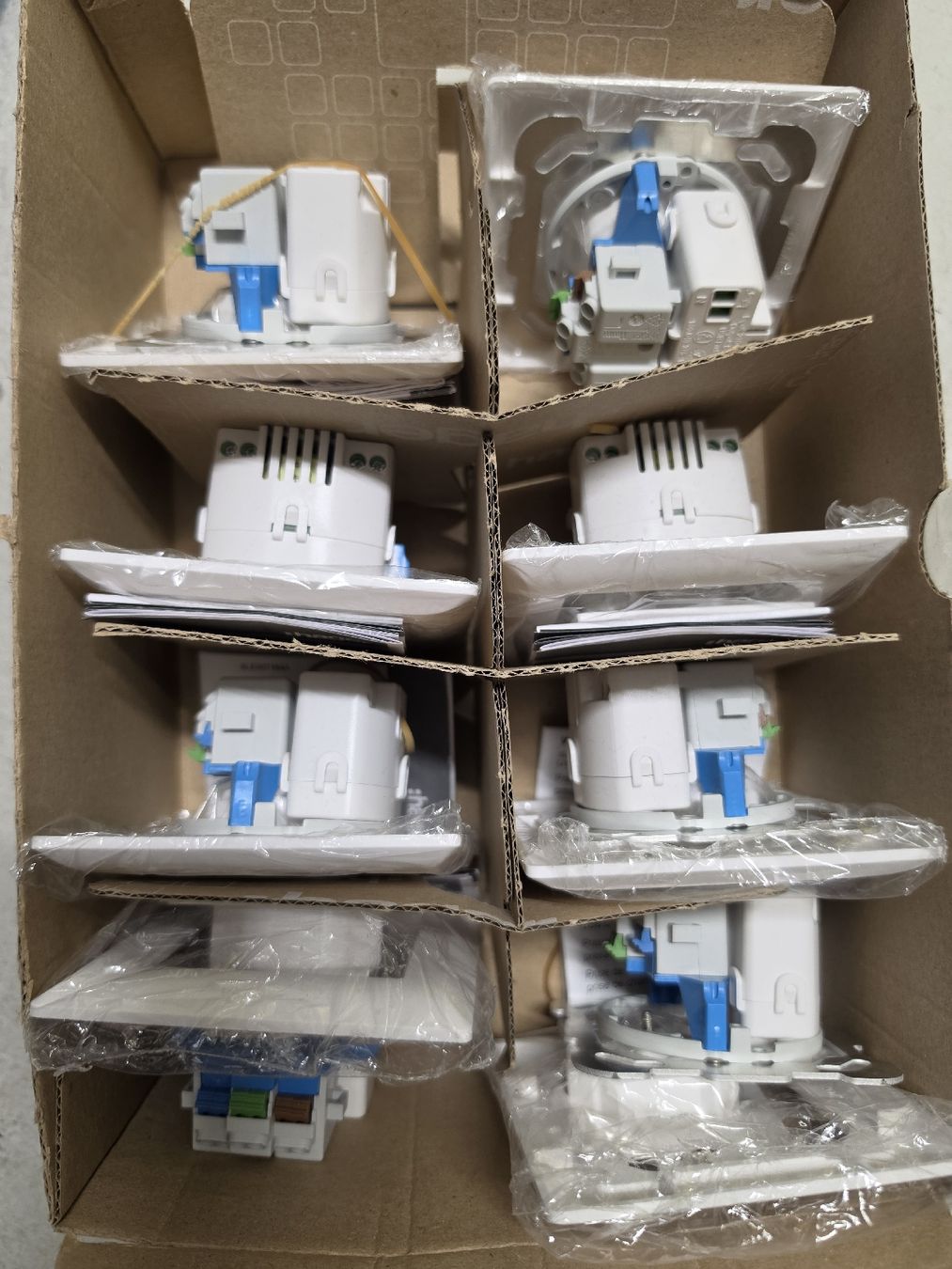 Hager Stecker: 8x UP-Steckdose 2xUSB T13 Hager weiss 2400mA – Neu und originalverpackt aus Sarnen von TopOccProd