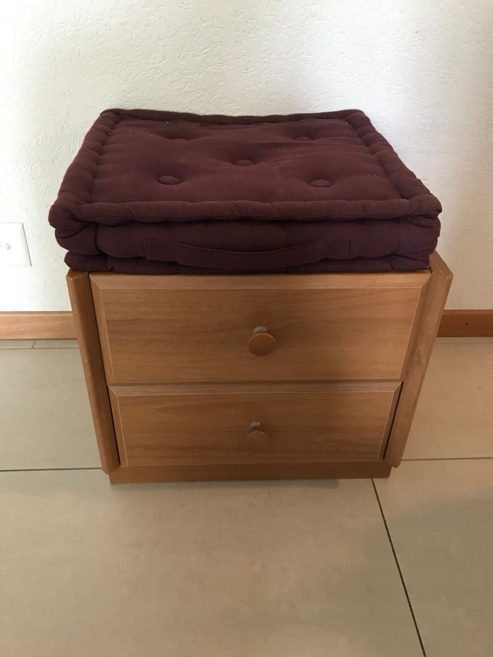 Comodini: Meuble bas à tiroir - table de chevet – Usato da Val d'Illiez venduto da DounCH