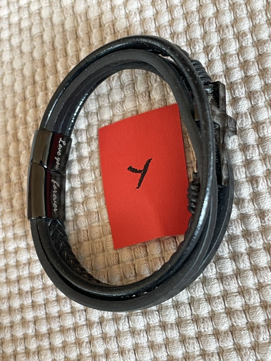 Bracciali & Braccialetti: Armband mit Kreuz, aus Leder – Usato da Rümlang venduto da euqinom16