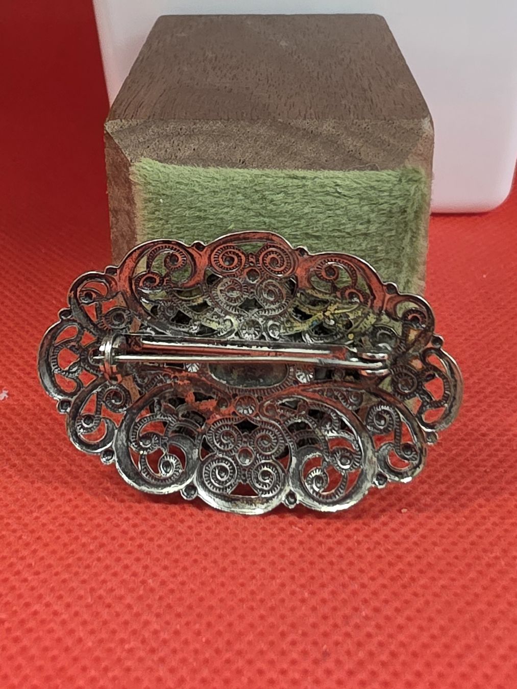 Spille & Fermagli: Brosche silberfarben mit dunklem Stein ovaler Schmuck – Usato da Herisau venduto da Antiques.AR 1