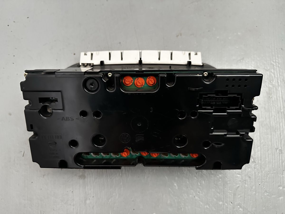 VW Tutti pezzi di ricambio auto: Tachograf VW Golf 3 – Difettoso da Sarmenstorf venduto da SamiraB. 2