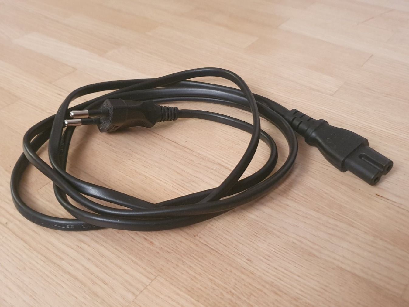 Cavi: Netzstecker 2-polig auf C8 – Usato da St. Gallen venduto da TheYoungGod