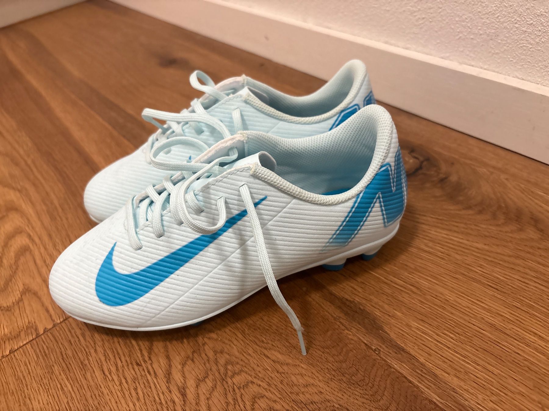 Nike Schuhe für Jungen: Chaussures de foot enfants – Neu und originalverpackt aus Nyon von Iryna1260 2