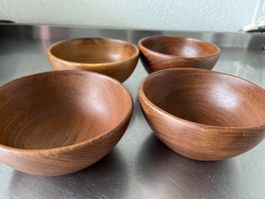 Set: 4 handgefertigte, neuwertige kleine  Holzschalen