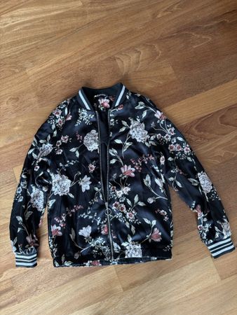 Bomberjacke schwarz mit Blumenmuster guter Zustand</div>