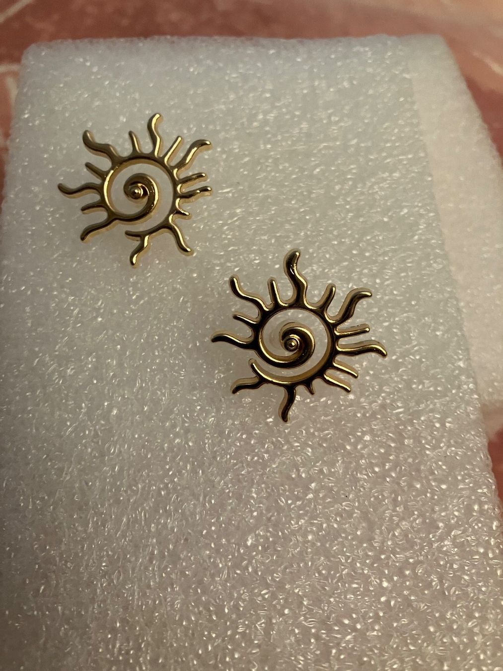 Orecchini pendenti & Orecchini a lobo: Wunderschöne goldfarbene Sonnenblumen Ohrstecker, neu – Nuovo (secondo la descrizione) da Affoltern am Albis venduto da Dlotti