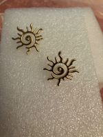 Wunderschöne goldfarbene Sonnenblumen Ohrstecker, neu