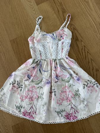 Sommerkleid mit Blumenmuster weiss rosa guter Zustand gr XS