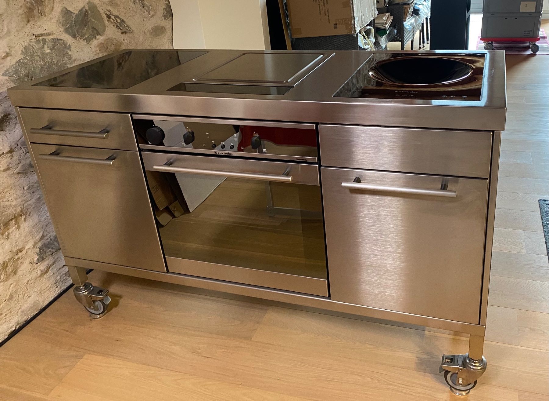 Electrolux Cucine: Outdoorkitchen m Induktionswok Teppan GlaskeramikBackofen – Nuovo (secondo la descrizione) da Bremgarten AG venduto da 2N1