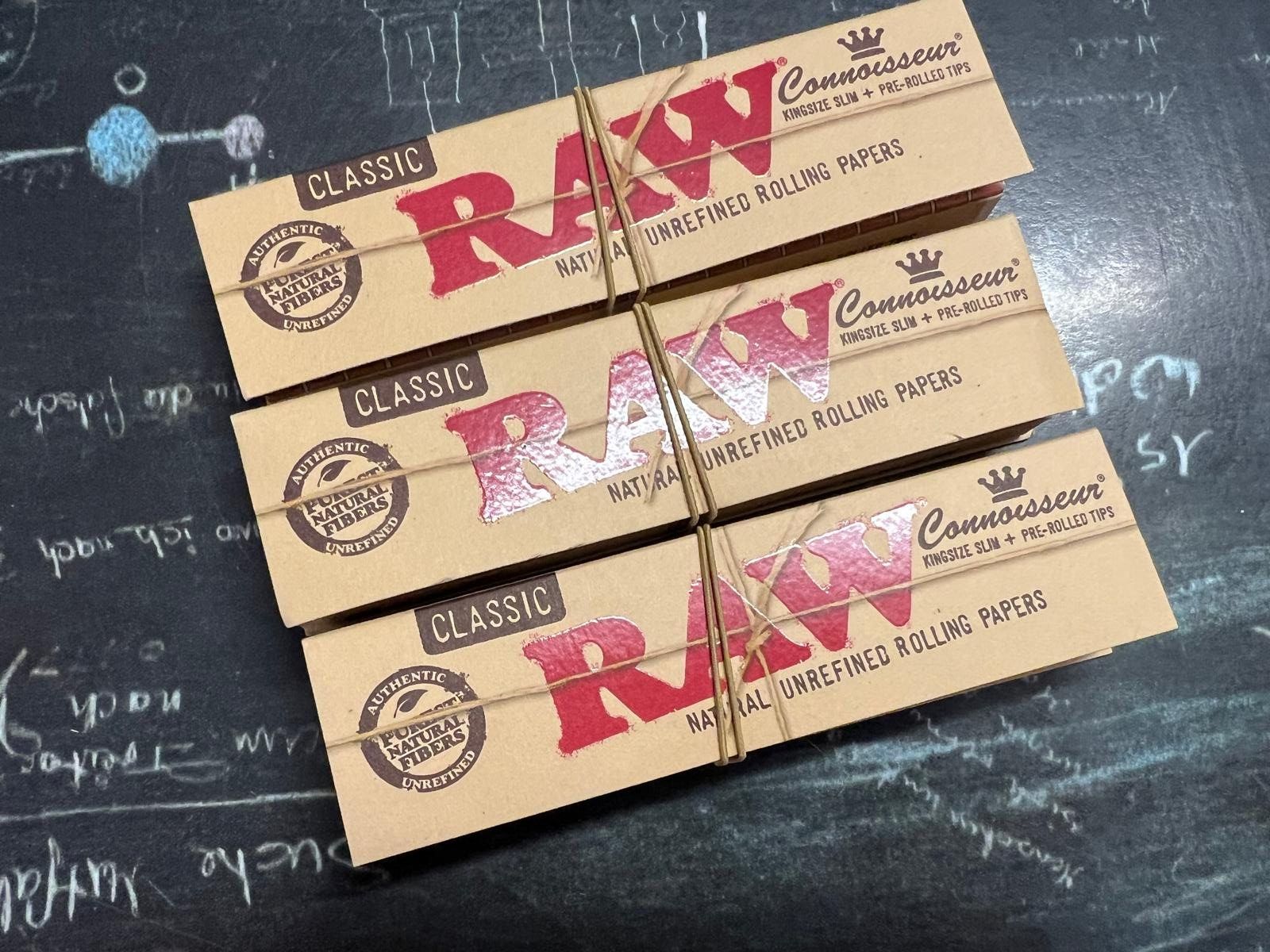 Tabacchi: 3 x RAW Connaisseur Rolling Papers + Tips – Nuovo e nell'imballaggio originale da Buchs SG venduto da Pocolocoli