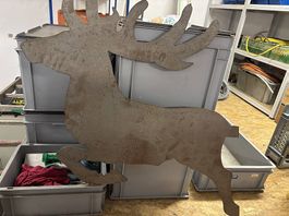 Wunderschöne Hirsche im Sprung 