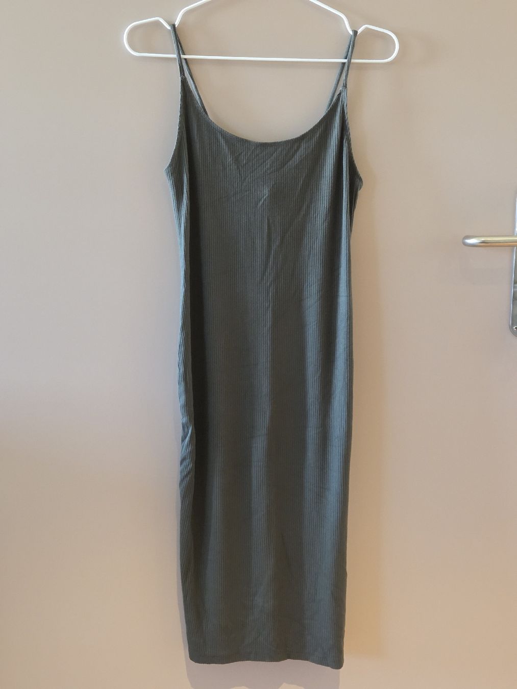 Vestiti: Geripptes Trägerkleid – Nuovo (secondo la descrizione) da Emmen venduto da GrabandGo