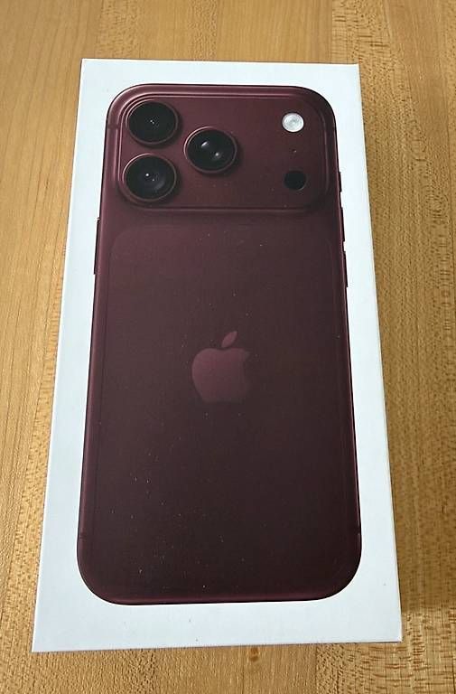 Apple Telefoni cellulari / Smartphones: Apple iPhone 18 Pro 256GB Burgunderrot – Nuovo e nell'imballaggio originale da Liestal venduto da iRappenspalter