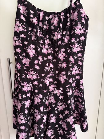 Schwarzes Hosenkleid mit zarten rosa Blumenmuster Gr. M