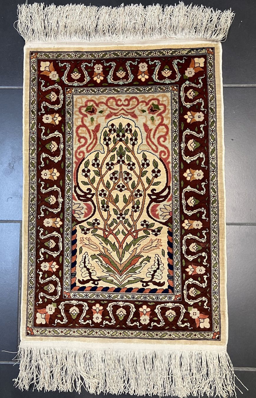 Teppiche: Seidenteppich / Wandteppich – Gebraucht aus Wolfwil von Verbenia