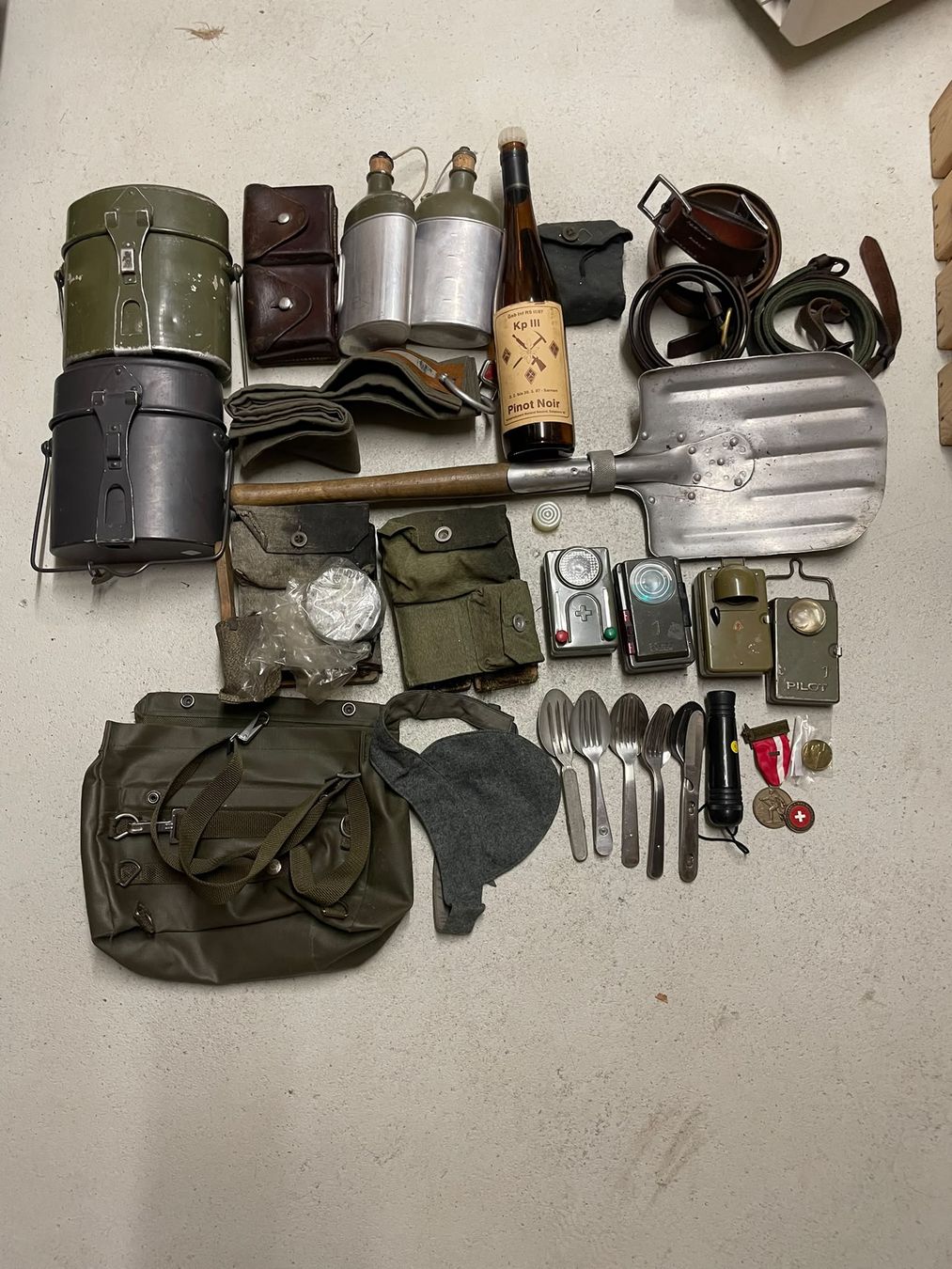 Schweizer Armee Uniformi: Militaria Lot – Usato da Oppligen venduto da can_rf8g