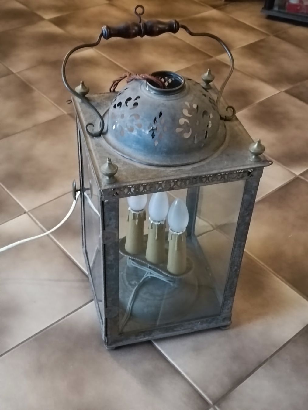 Lampade: alte Laterne elektrisch – Usato da Estavayer-le-Lac venduto da Scosde