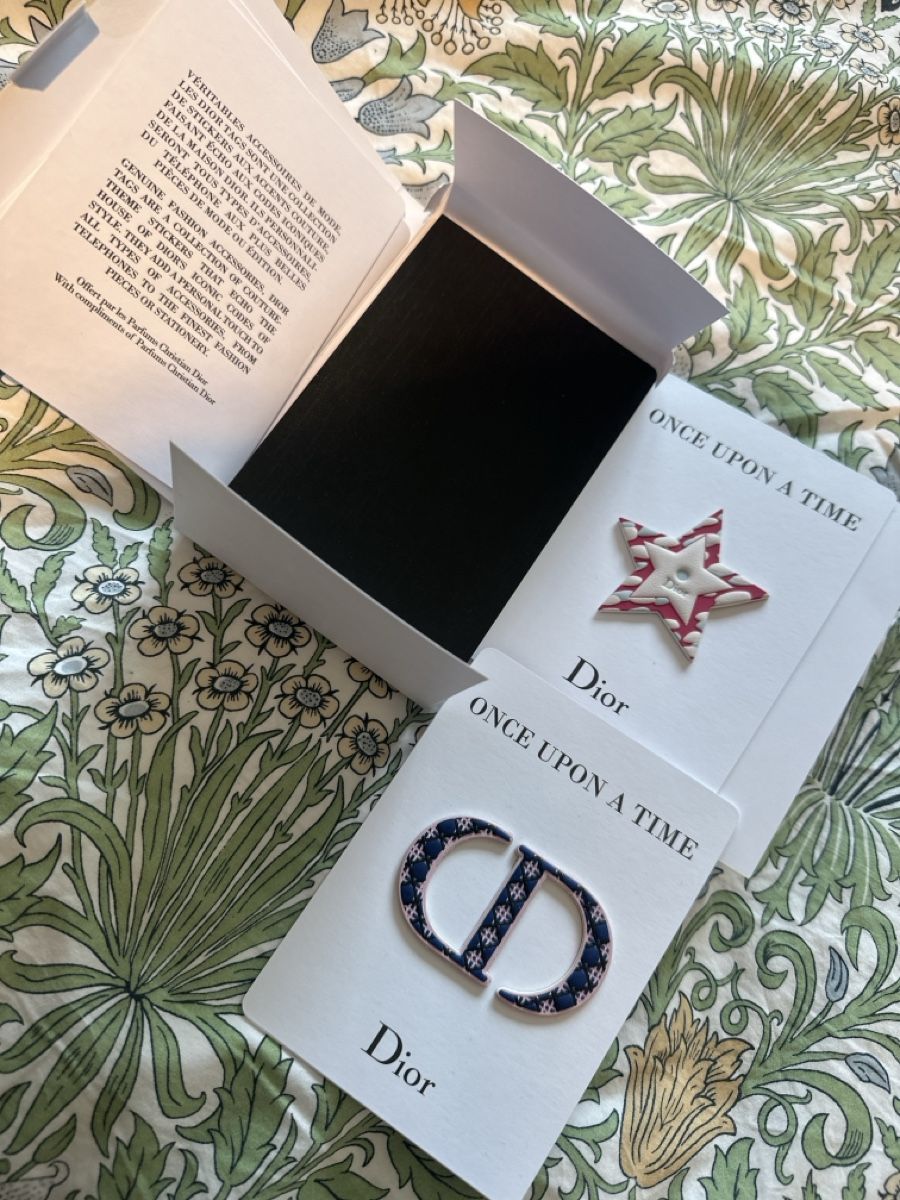 Dior Blocchi: Dior Notizbuch mit Sticker  – Nuovo (secondo la descrizione) da Bassersdorf venduto da Ayumiyamaguchi