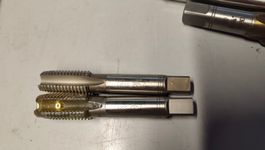 DC-Gewindebohrer der Größe M24. Mittel und Fertigschneider