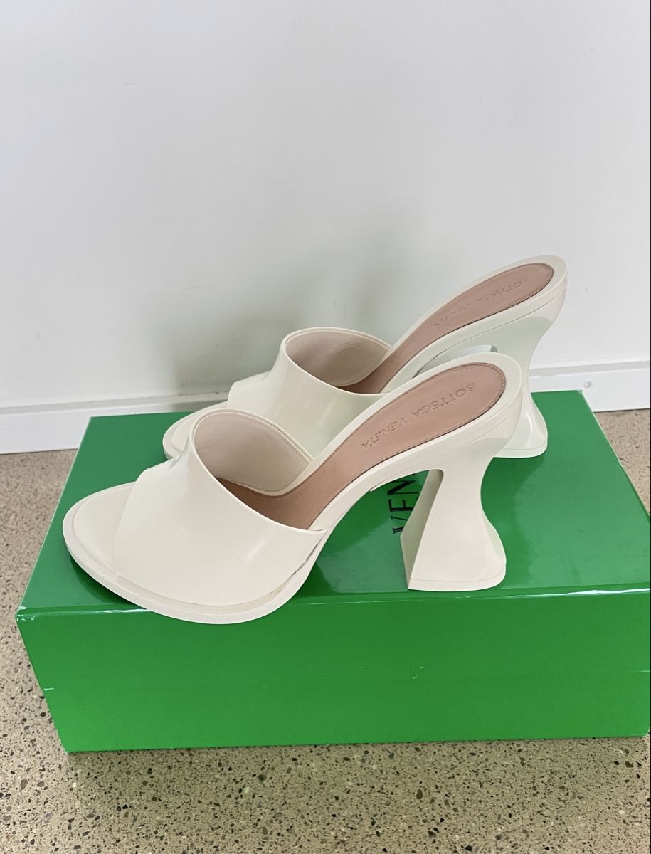Bottega Veneta Scarpe da donna: Bottega Veneta Cha Cha Mules – Nuovo (secondo la descrizione) da Stäfa venduto da Nicole093 3
