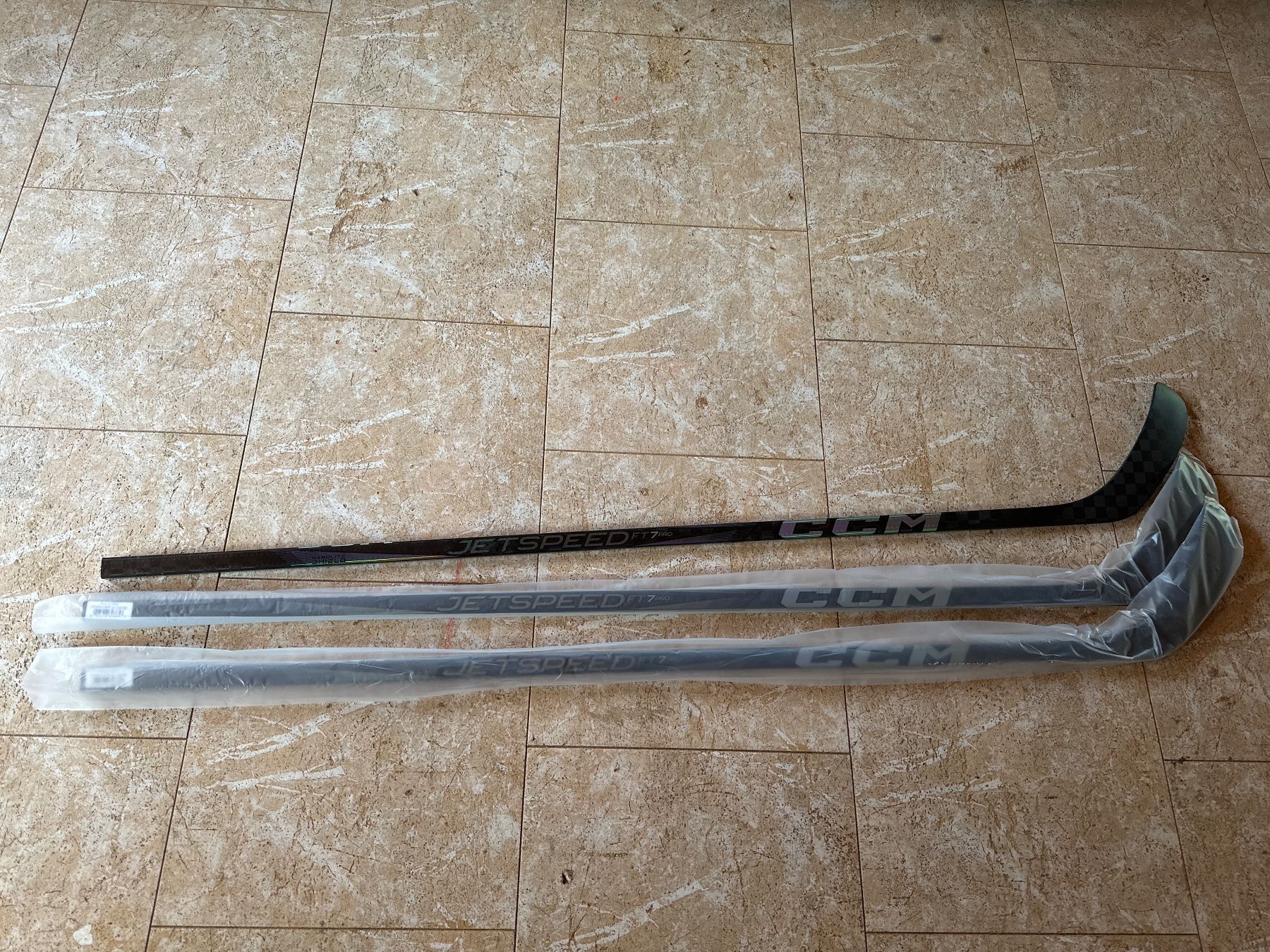 Ccm Stöcke & Schaufeln: 3x Eishockeystöcke CCM Jetspeed FT7 pro – Neu (gemäss Beschreibung) aus Möhlin von lisisa01