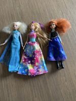 3 Puppen mit Puppenschrank