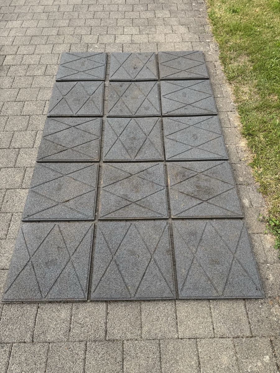 Rivestimenti per pavimenti: Fallschutzmatten Bodenplatten Gummi 15 Stk. – Usato da Birrwil venduto da mathew01 3