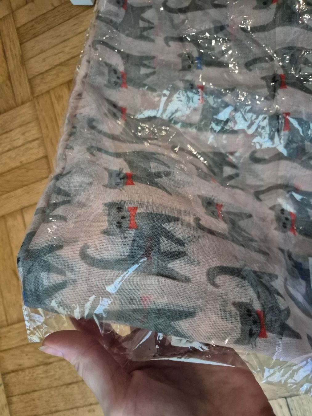 Foulards & écharpes: Schal mit Katzenmuster (Neu) – Neuf avec emballage d'origine à Zürich par pau_y8mv 3