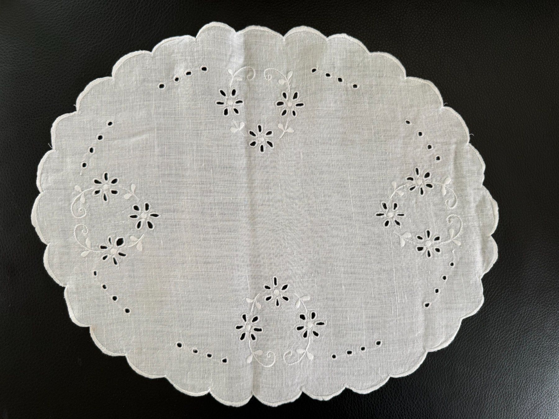Sottobicchieri: Spitzendeckchen  Leinen oder  Halbleinen  oval – Usato da Subingen venduto da ArtBead