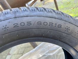 4 Winterreifen Dunlop 205/60R16 neuwertig