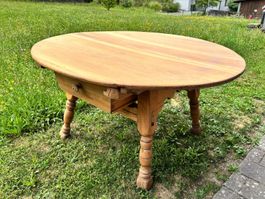 Antiker runder Schragentisch aus Kirschbaumholz