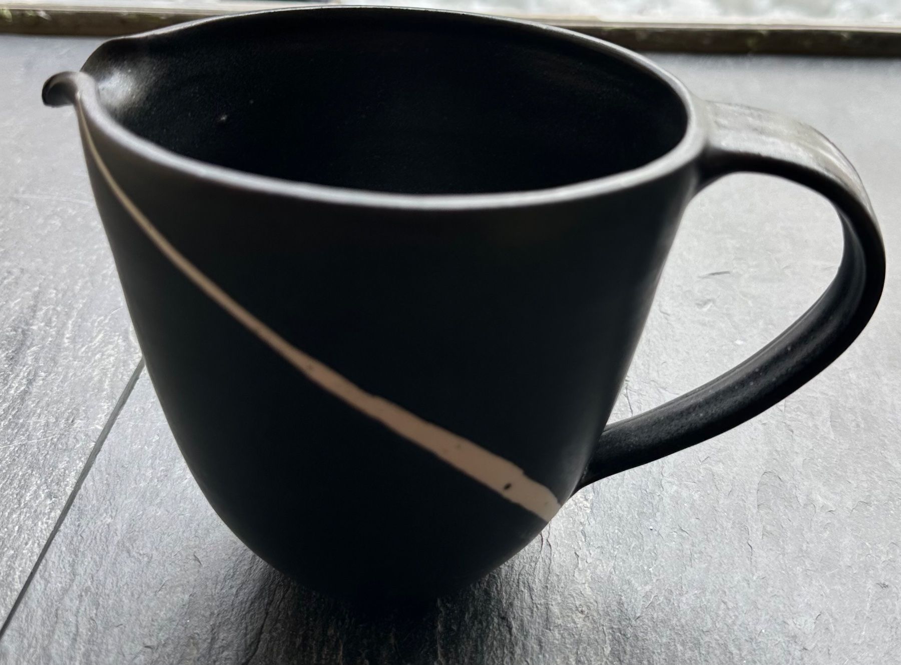 Caraffe: Keramikkrug schwarz mit weissem Schweif – Usato da Luzern venduto da Mamutpe