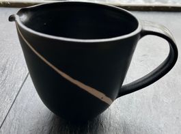 Keramikkrug schwarz mit weissem Schweif