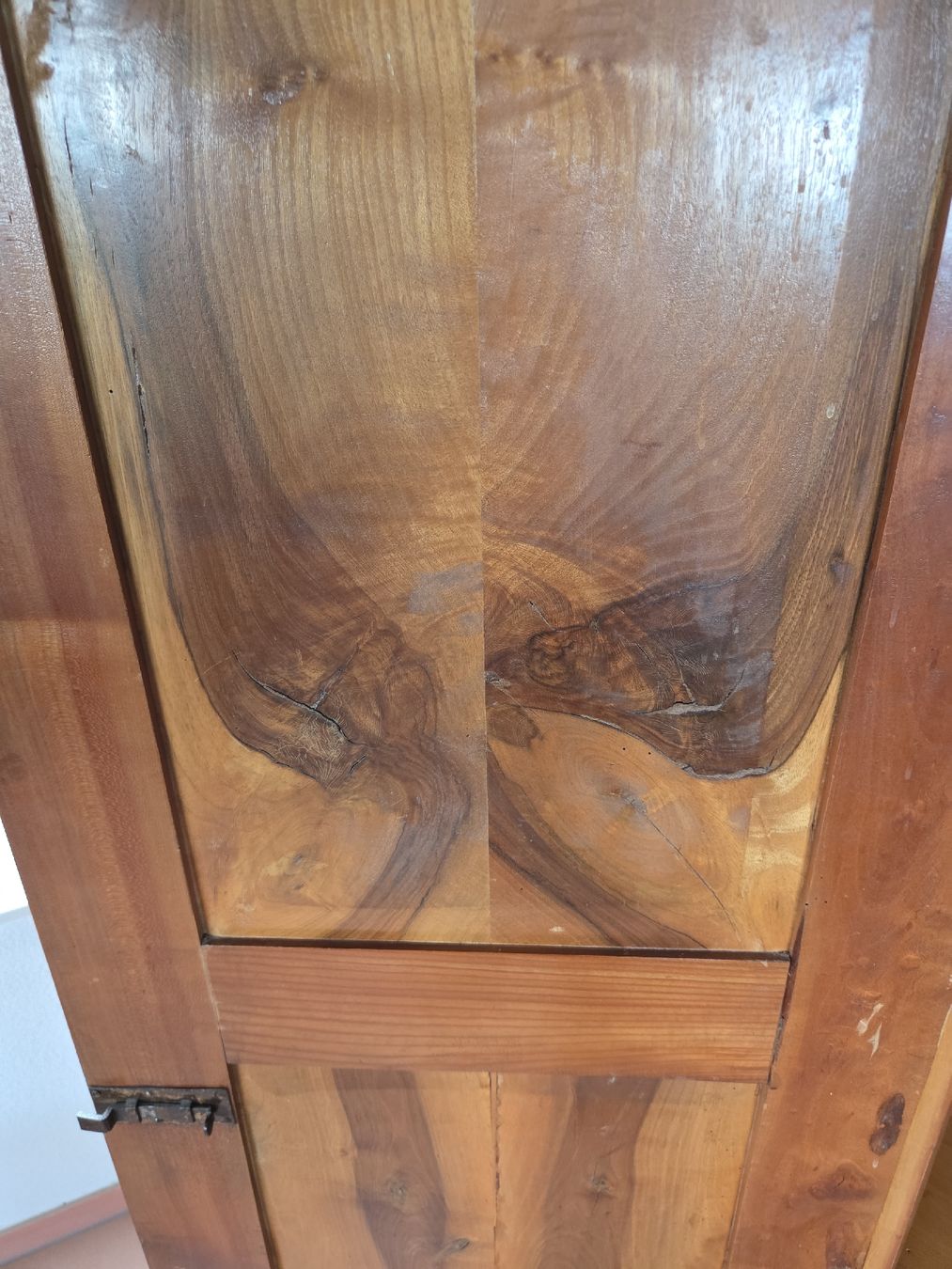 Armadi: Massivholzschrank (?Nussbaum?) – Usato da Pfeffikon LU venduto da Spiderpig1991 2
