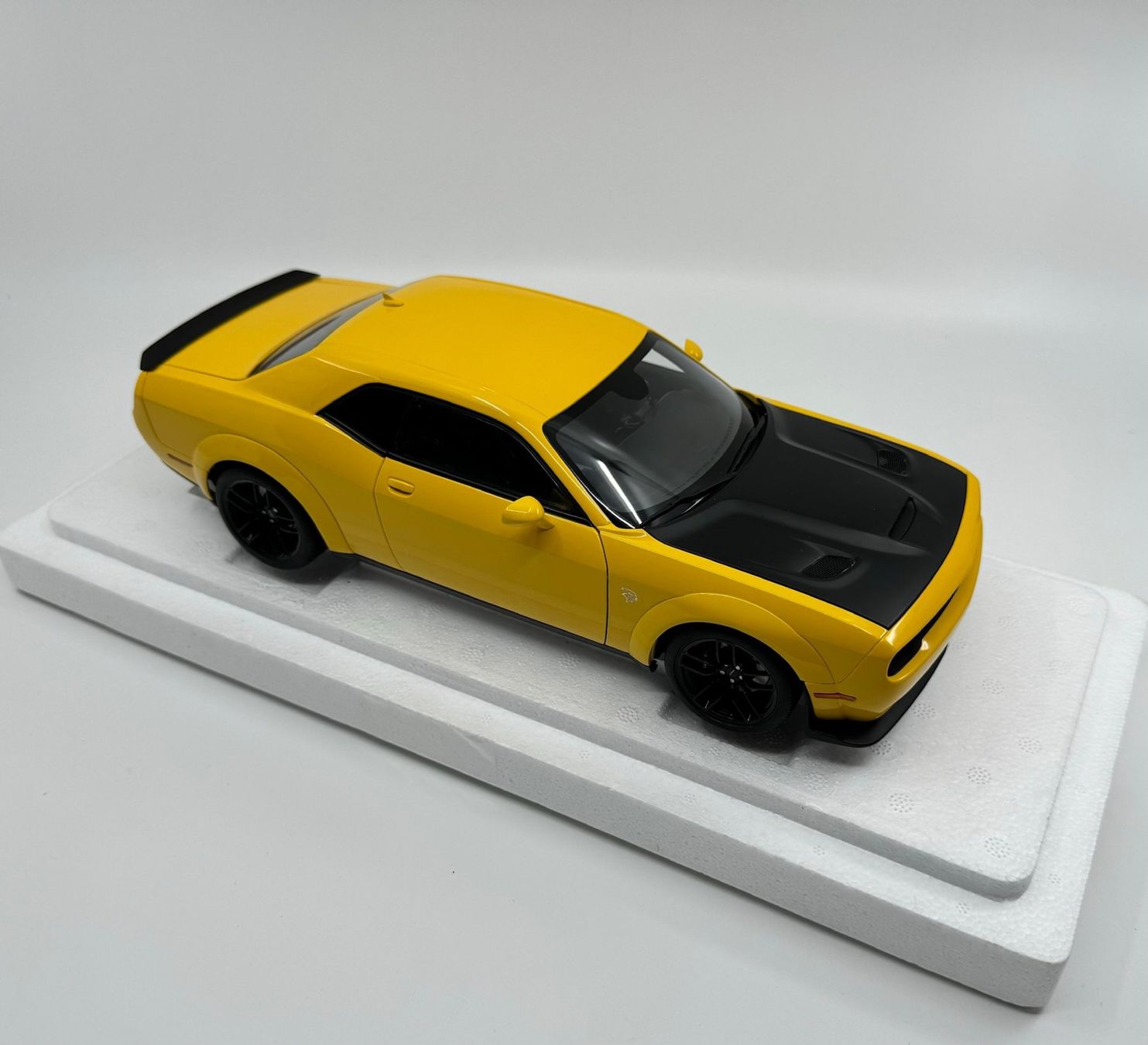 Autoart Modellautos: 1:18 AUTOart Dodge Challenger SRT Hellcat Widebody – Gebraucht aus Tübach von BonnevilleMotors 2