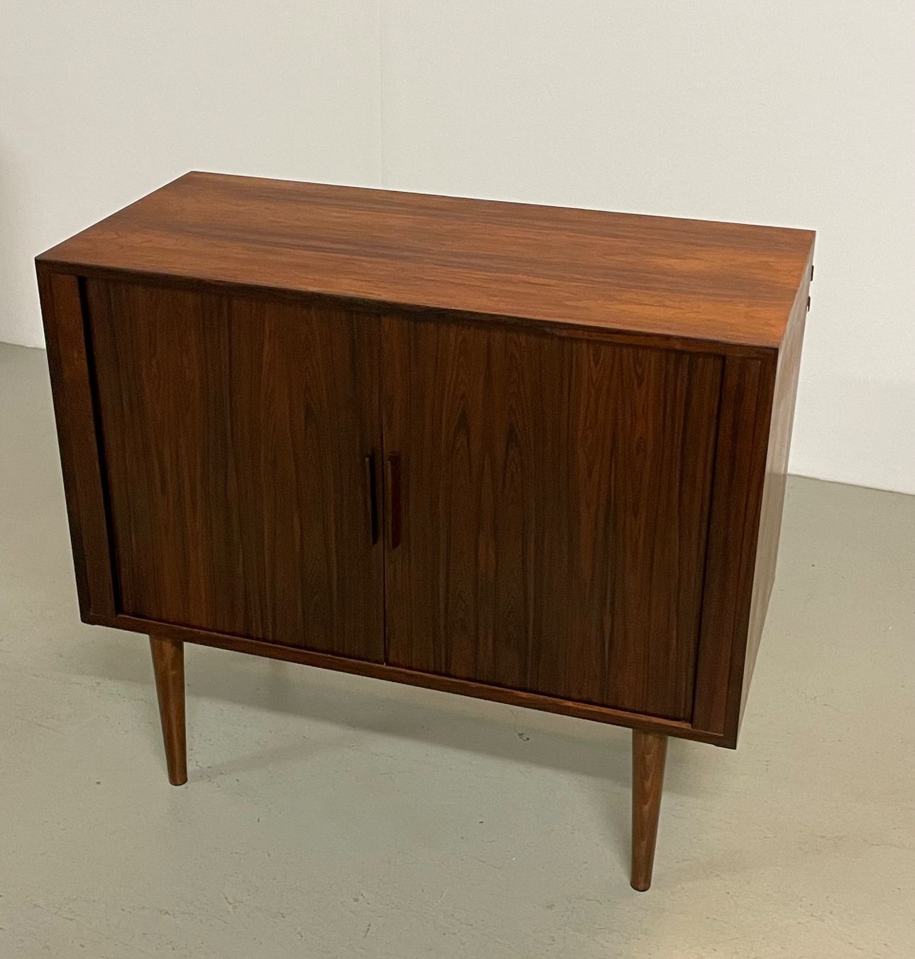 Cassettiere: Kai Kristiansen Palisander Sideboard Kommode Schallplatten – Usato da Basel venduto da MidMod20C 2