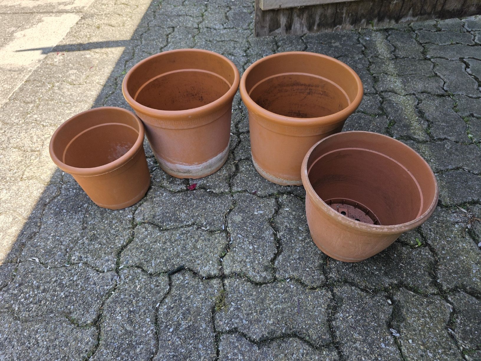 Vasi per fiori: Set of 4 Plastic Plant Pots. – Usato da Hinwil venduto da Ehretstock8 1
