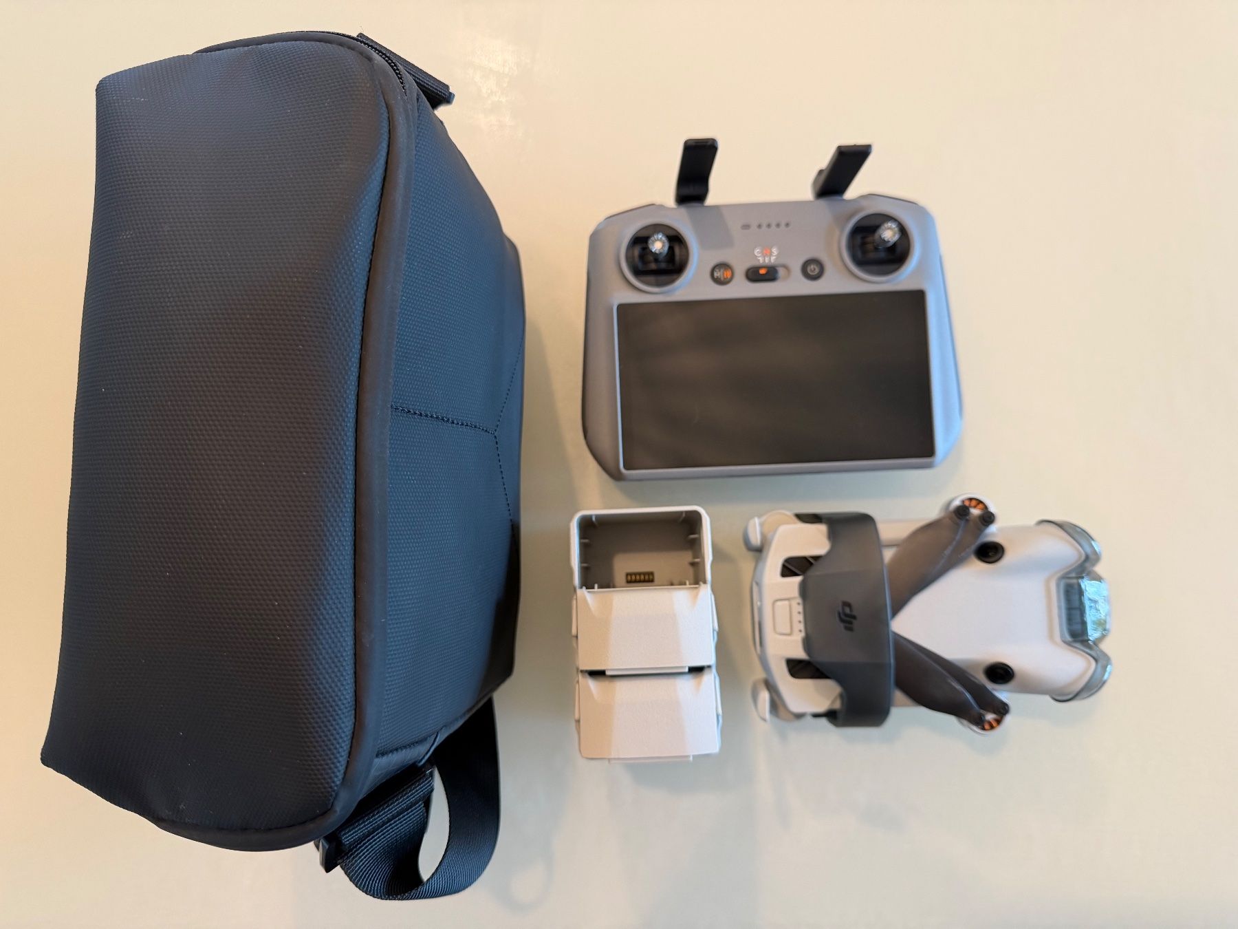 DJI RC Modellbau: DJI Mini 4 Pro Fly More Combo mit  RC 2 – Gebraucht aus Meilen von Andy2305
