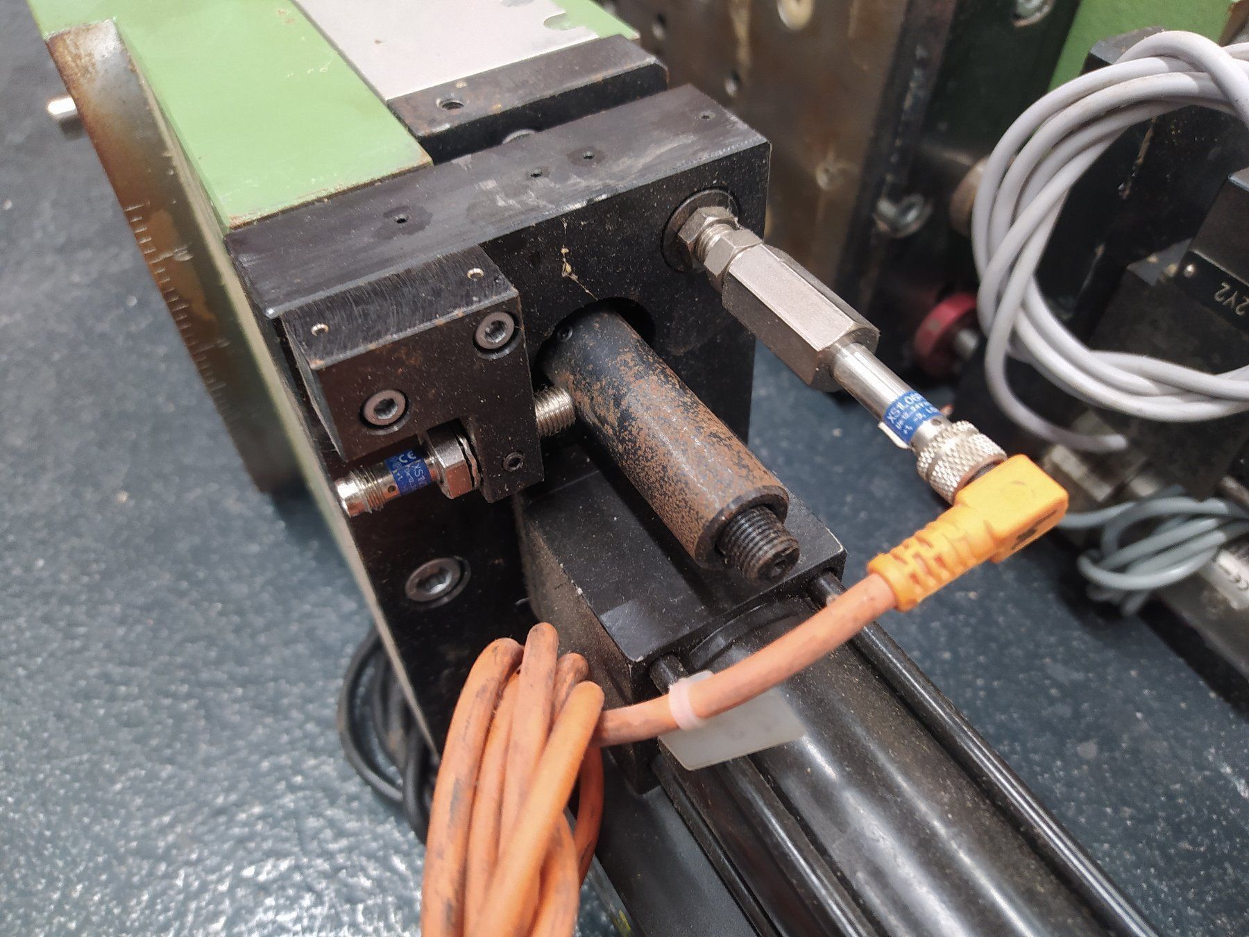 Autres pour métaux et serrurerie: axes hydrauliques pour machines – D'occasion à Attalens par Gmsa68 5