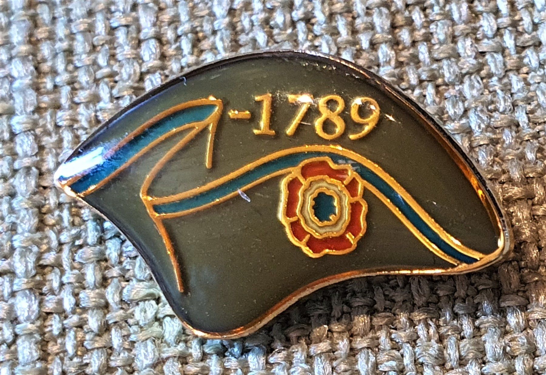Placchette & Badge: L695 - Pin Basler Polizei Hut - 1789 / Dreispitz – Usato da Reinach BL venduto da Boston-Verkauf