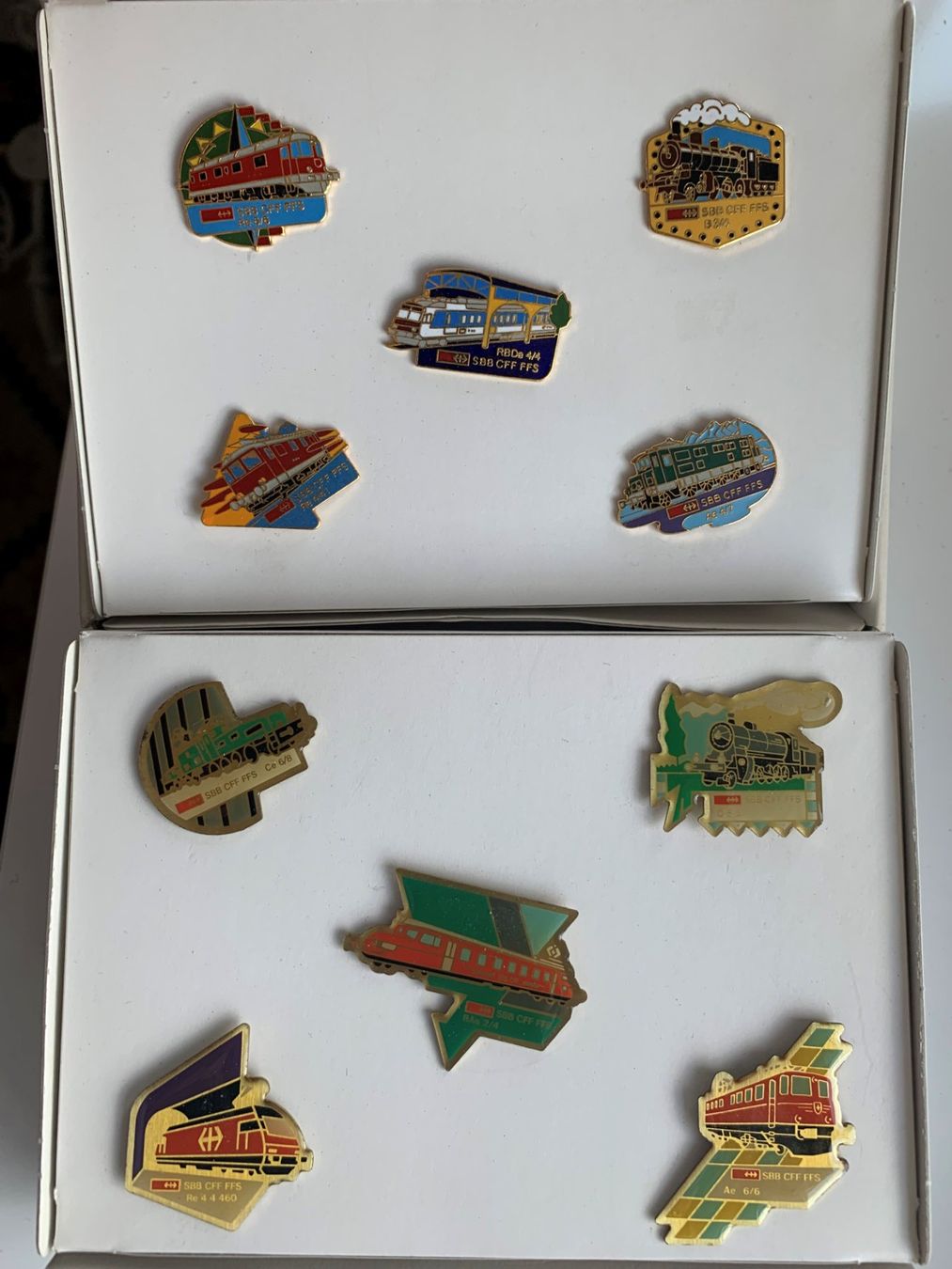 SBB/CFF/FFS Plaketten & Abzeichen: 2 Sets SBB-Pins – Gebraucht aus Ebnat-Kappel von pourlemerite