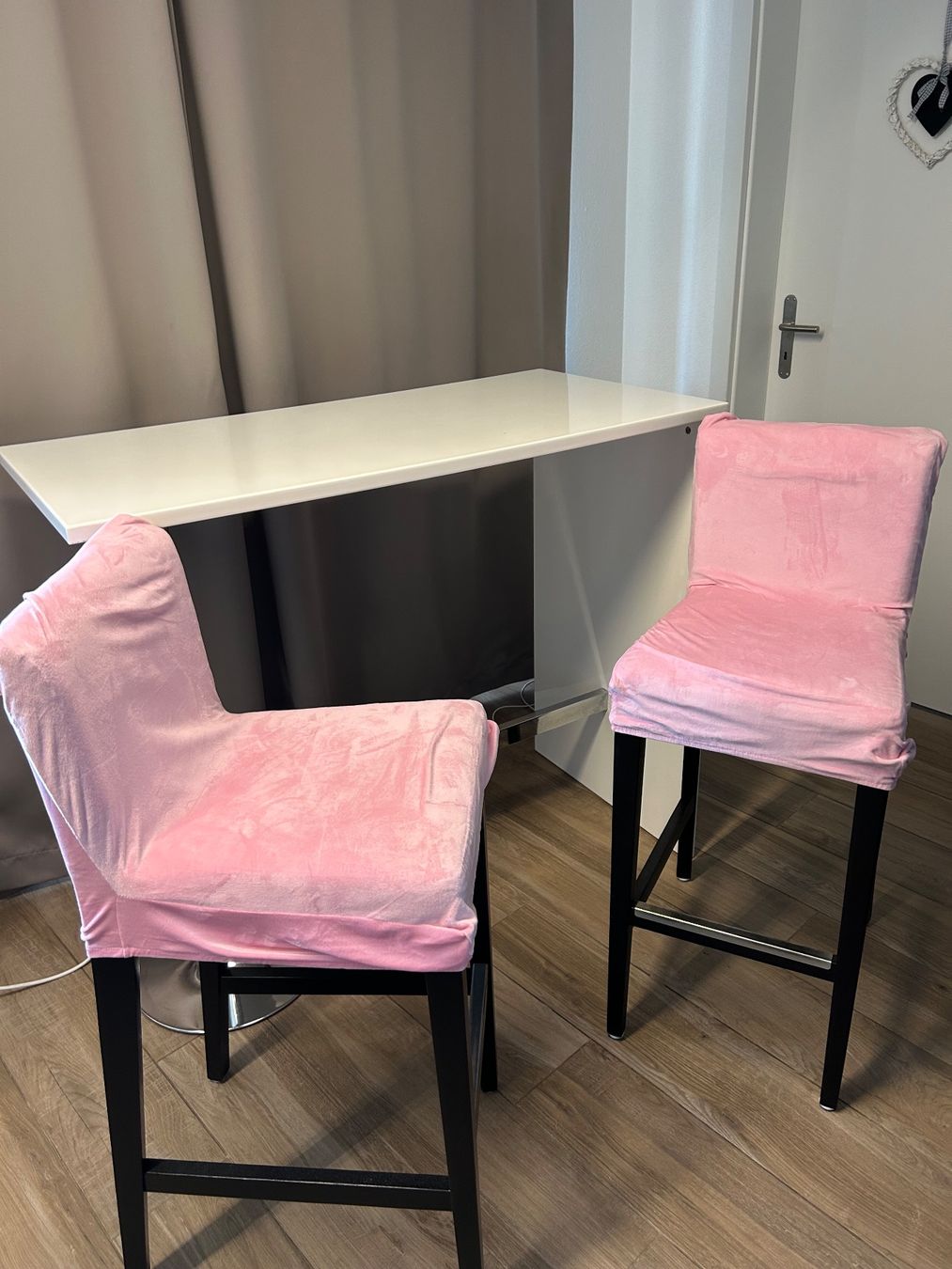 Set de table et chaises: Table de bar et 2 chaises de bar – D'occasion à Ballens par Minimix