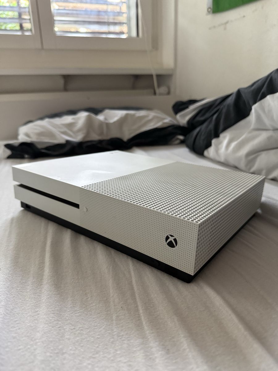Microsoft Consoles: Xbox One S mit 2 Wireless Controller – D'occasion à Basel par Vintageflo16