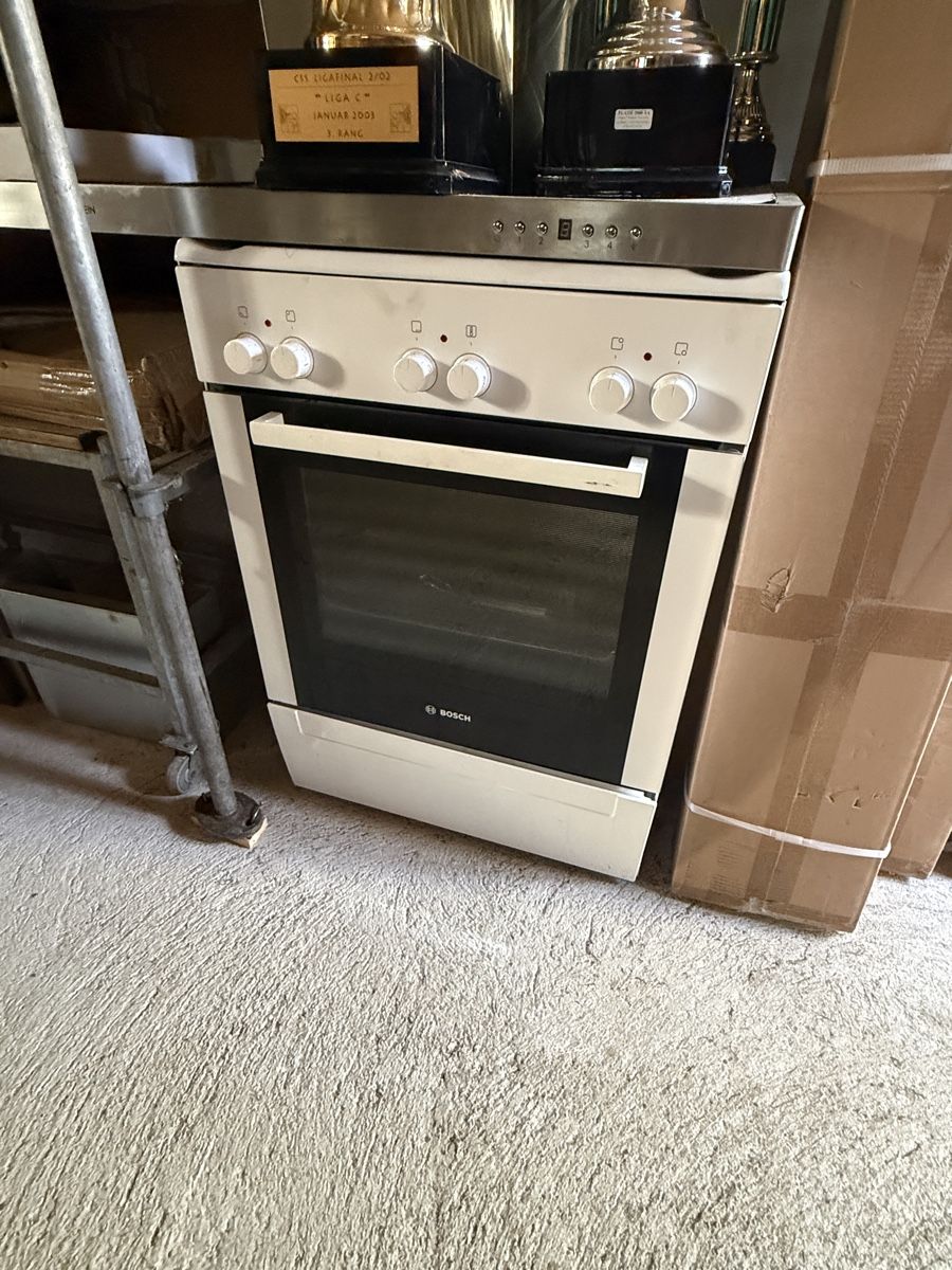Bosch Appareils de cuisine: Freistehender Backofen Bosch – D'occasion à Uetendorf par Saebiii